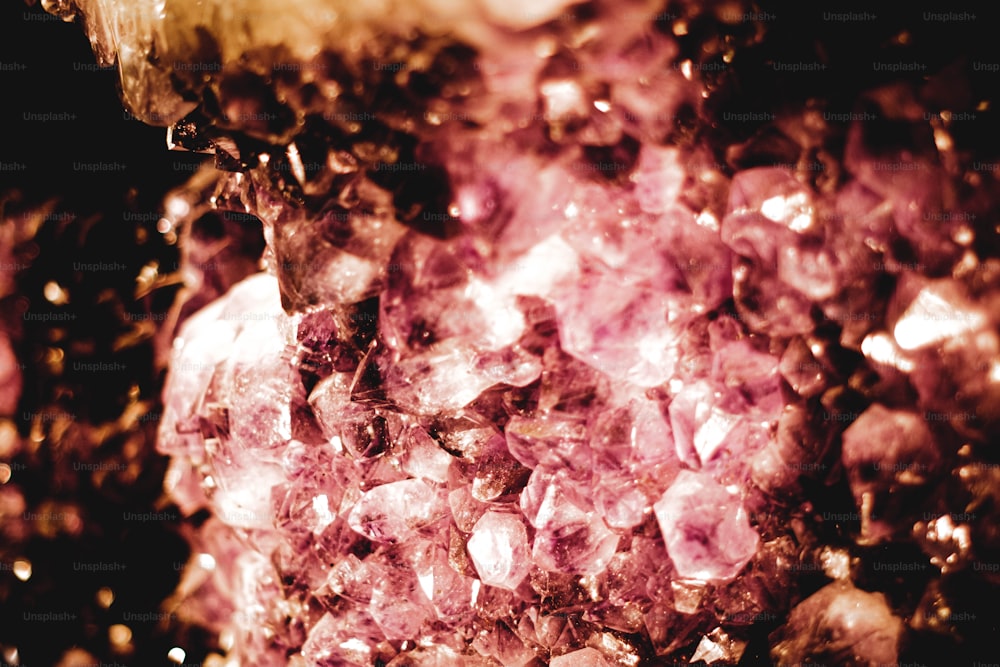 Eine Nahaufnahme eines Haufens rosa Kristalle