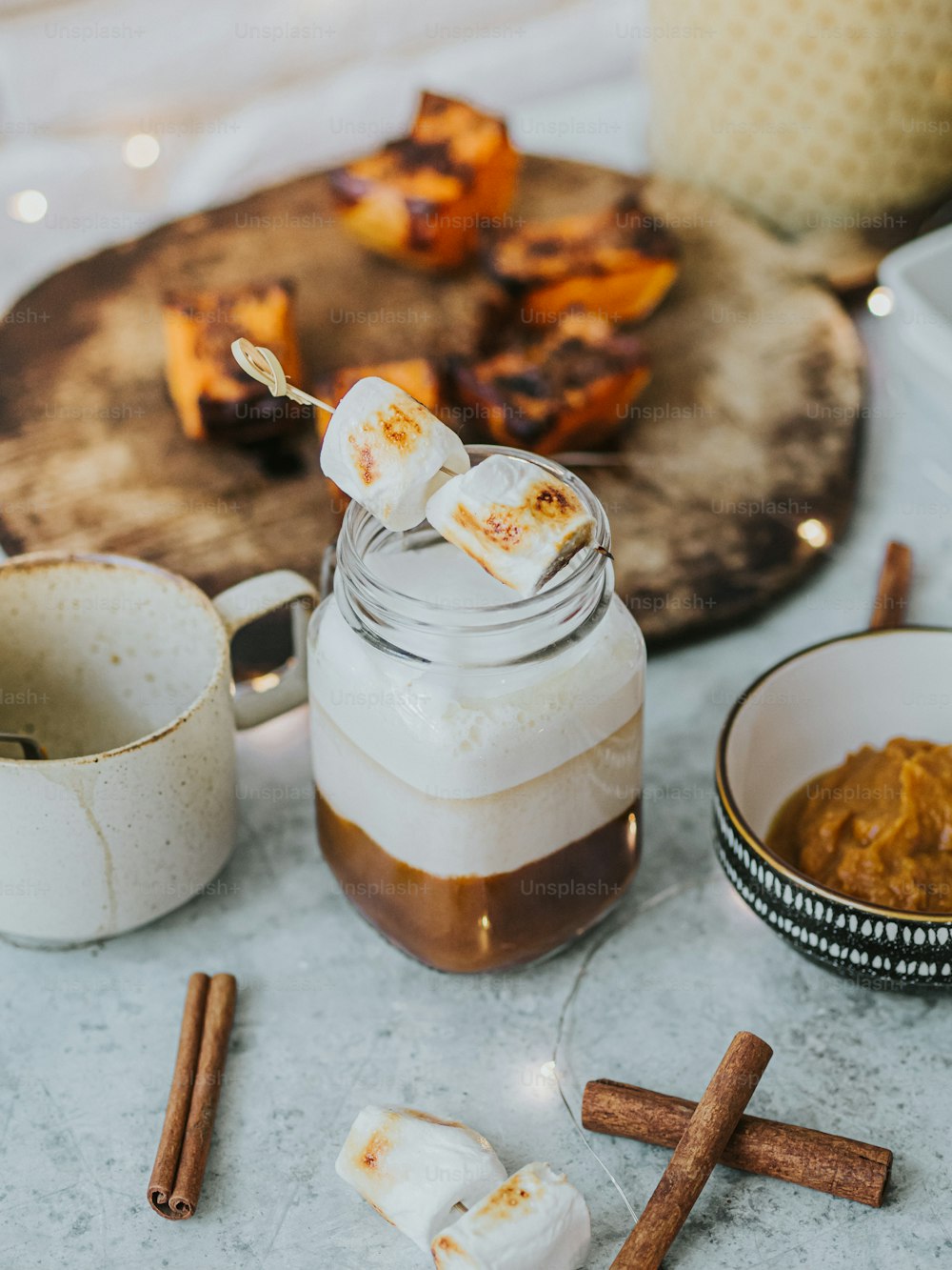 uma mesa coberta com marshmallows e uma xícara de café