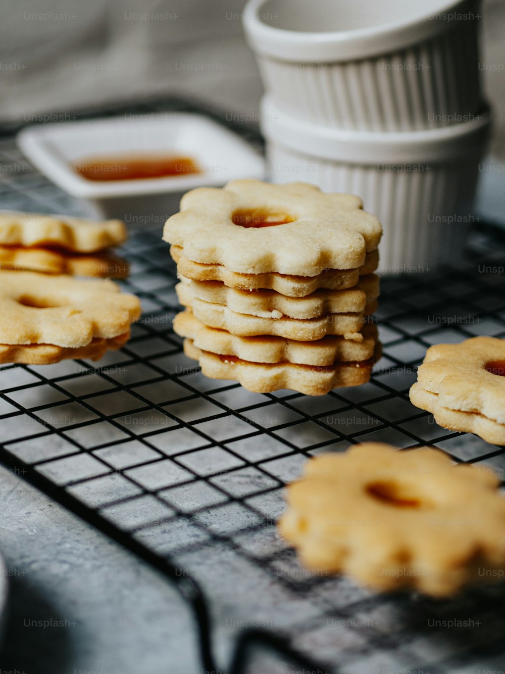 um monte de biscoitos que estão em uma prateleira de resfriamento