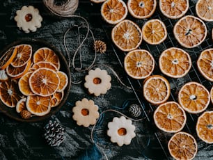 uma mesa coberta com fatias de laranja e biscoitos