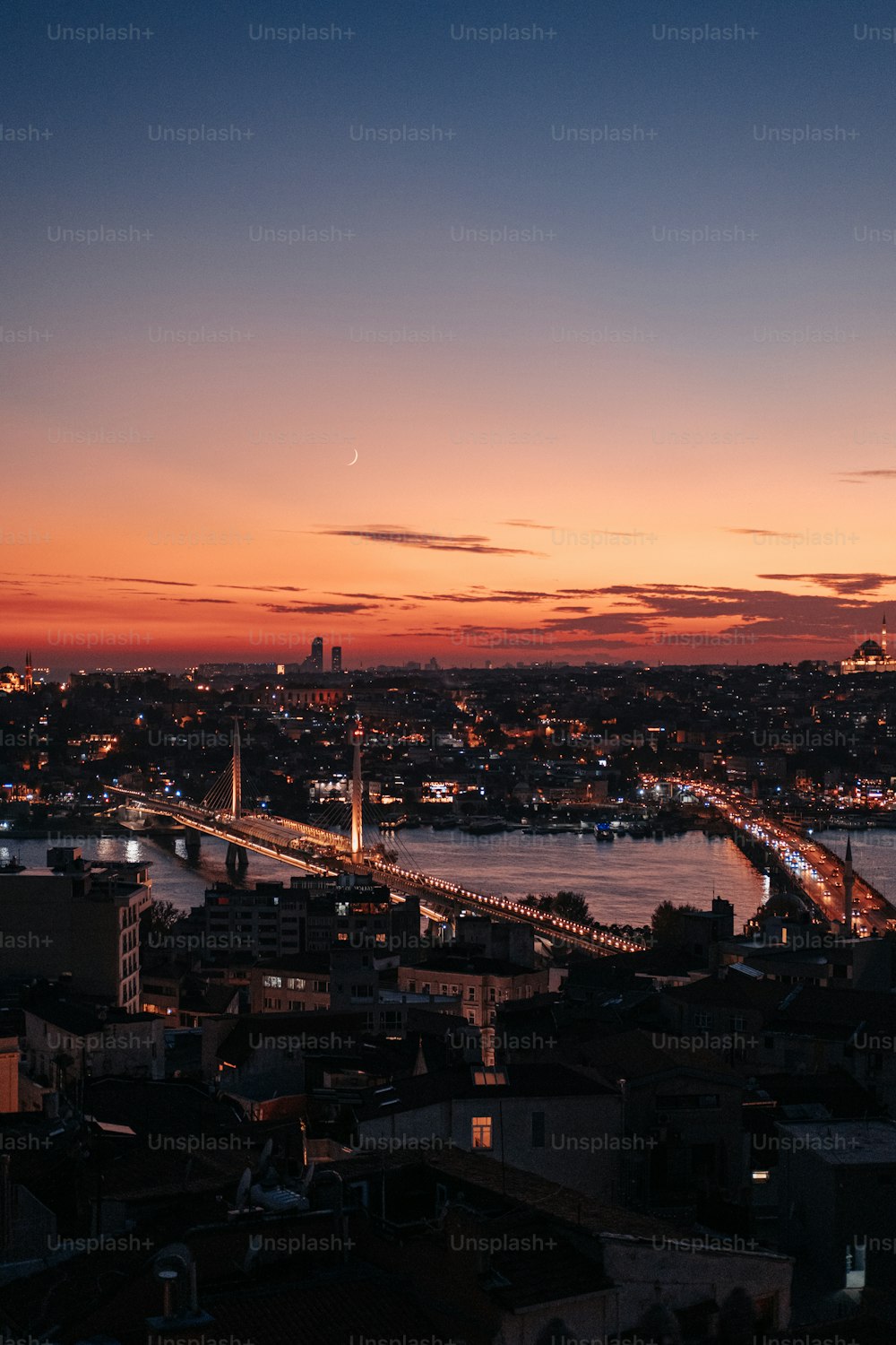 Una vista de un puente y una ciudad por la noche