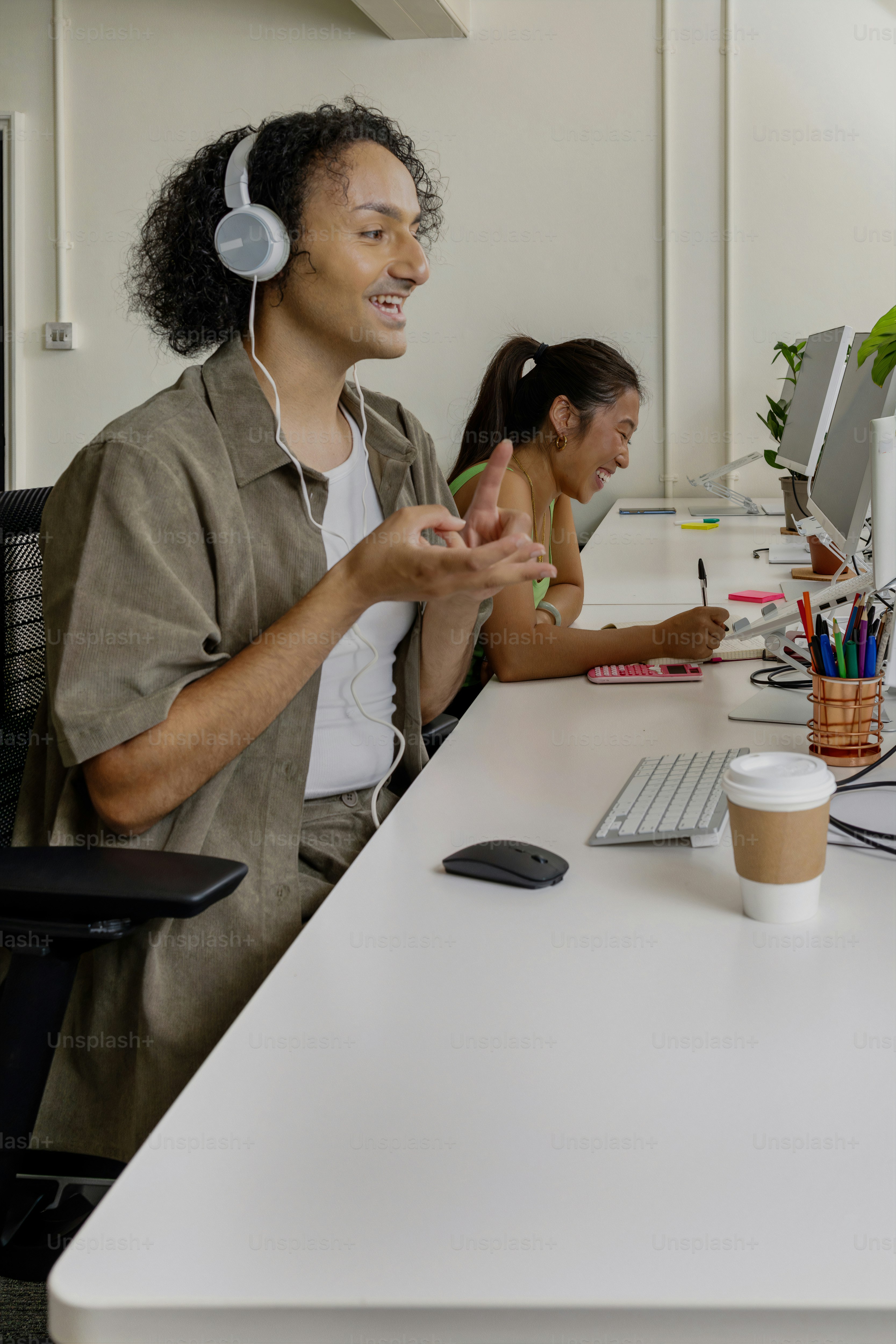 Un hombre sentado en un escritorio frente a una computadora foto ...