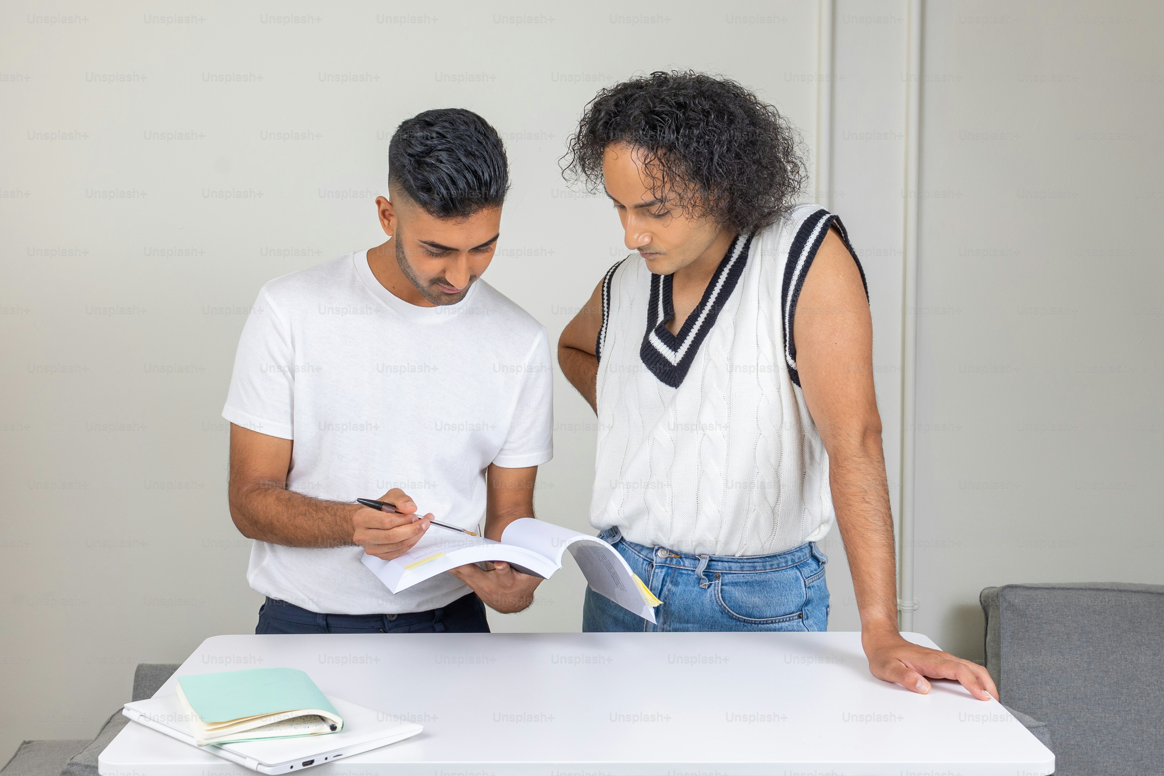 Un hombre y una mujer están mirando un libro
