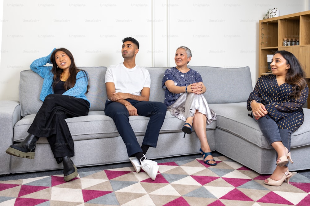 um grupo de pessoas sentadas em cima de um sofá