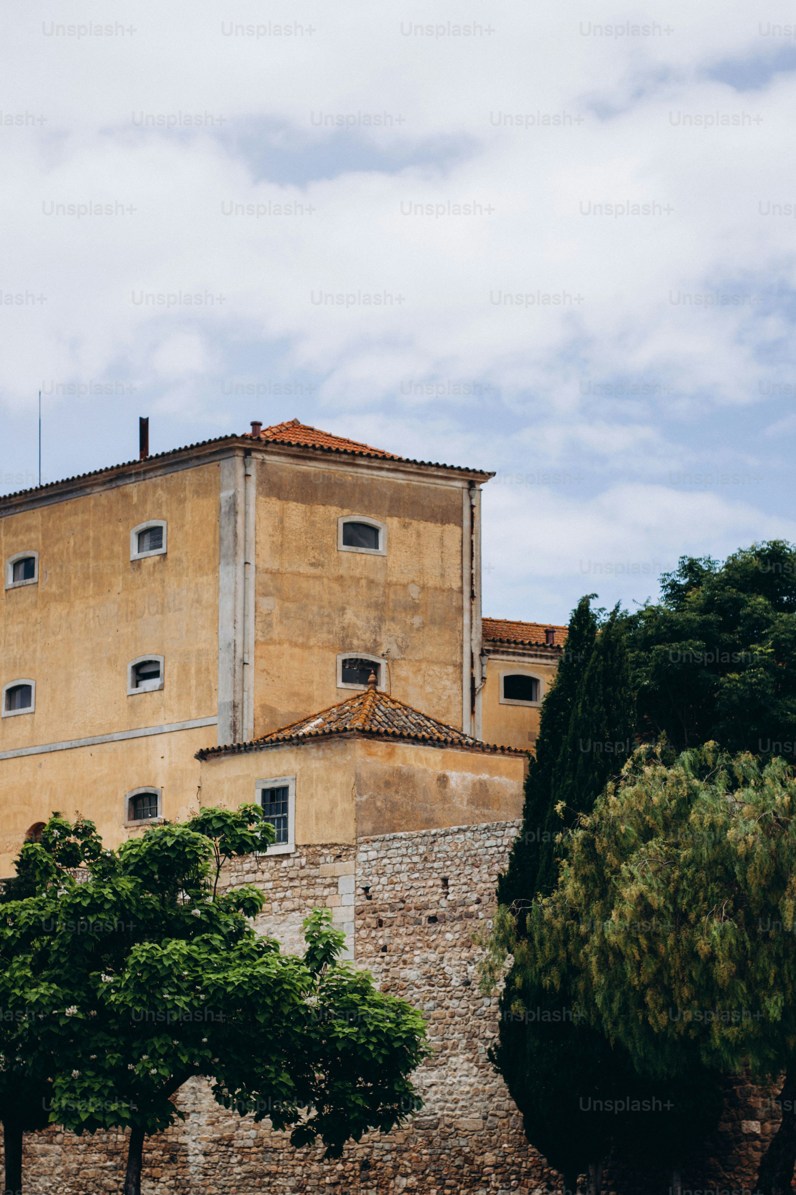 um grande edifício com um relógio na frente