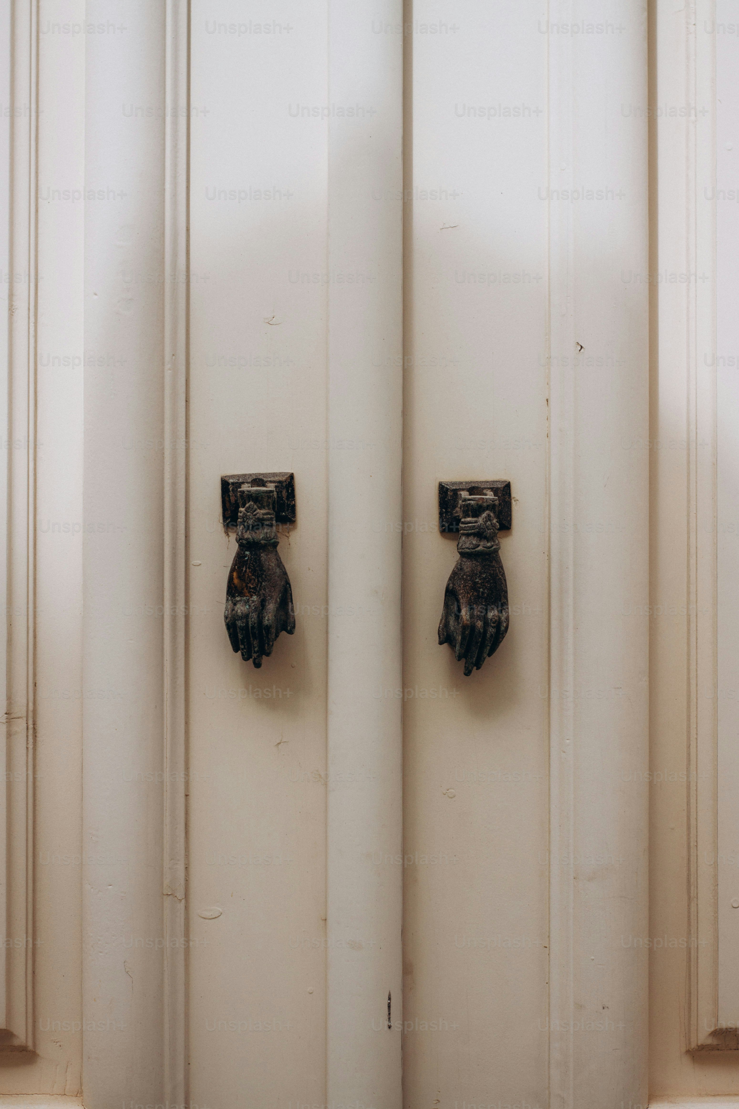 un primo piano della maniglia di una porta su una porta bianca