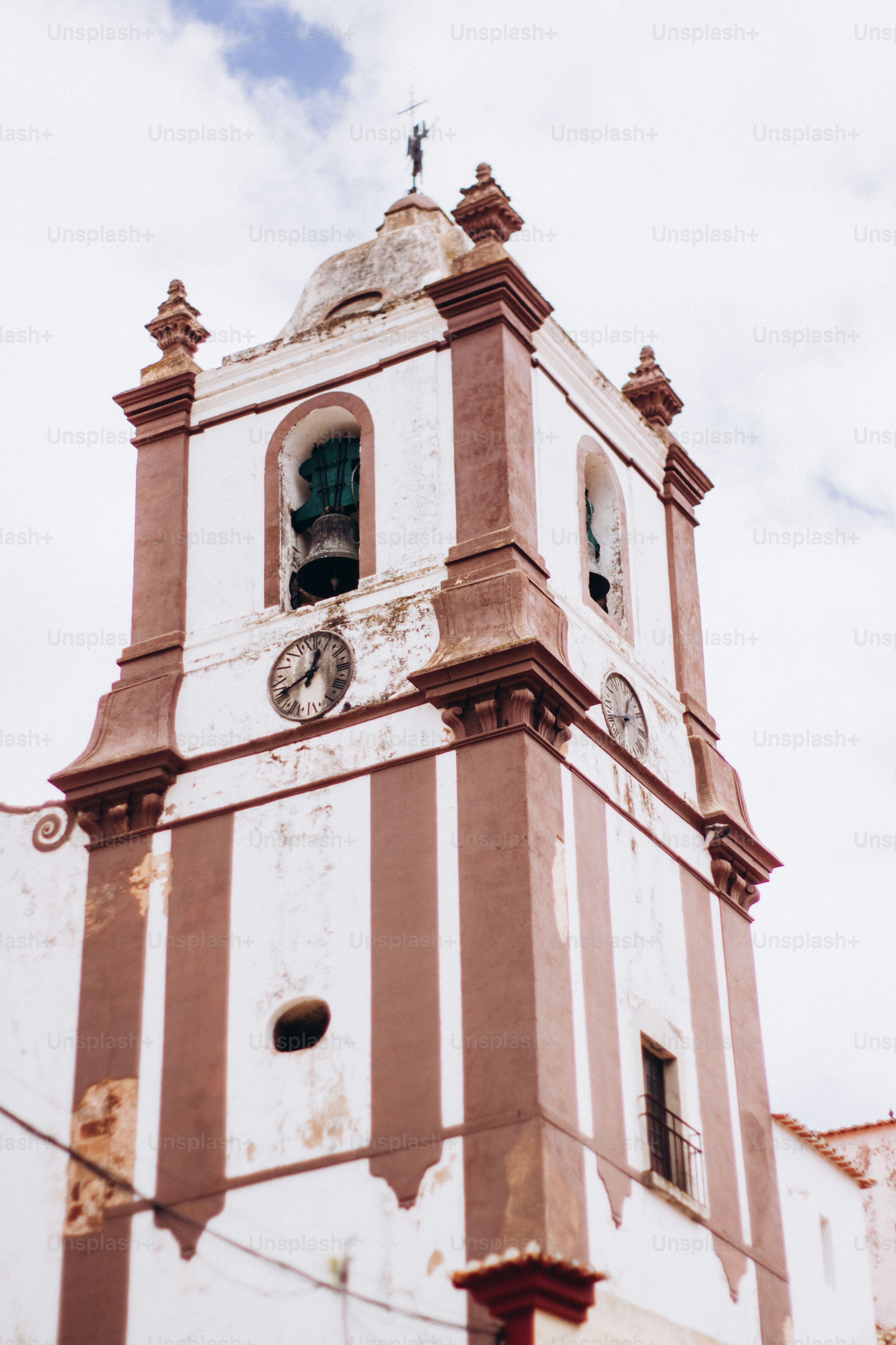 uma torre alta com um relógio no topo dela