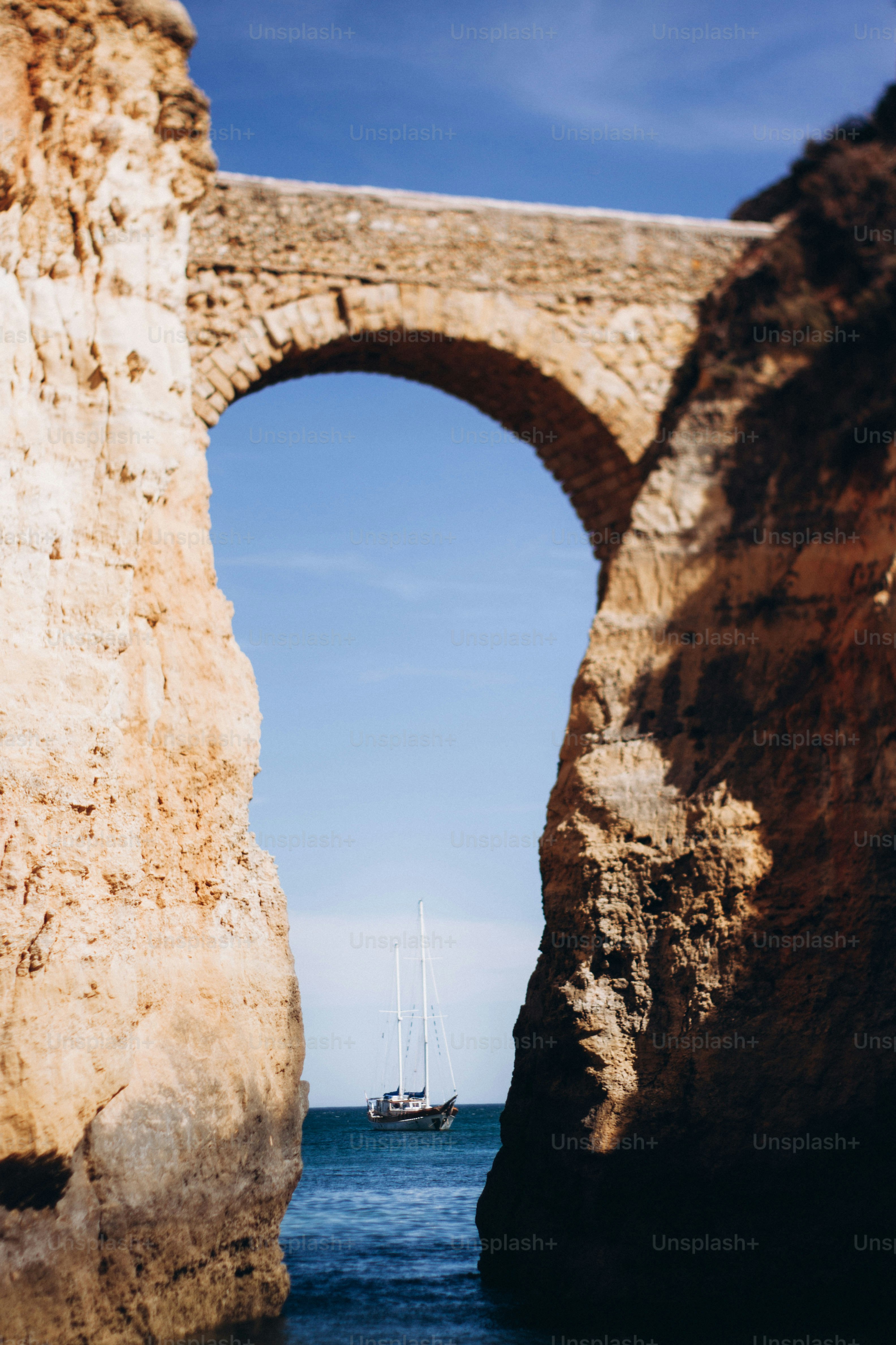 Un puente de piedra sobre un cuerpo de agua