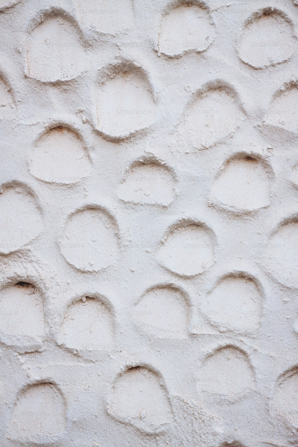um close up de uma parede com círculos sobre ela