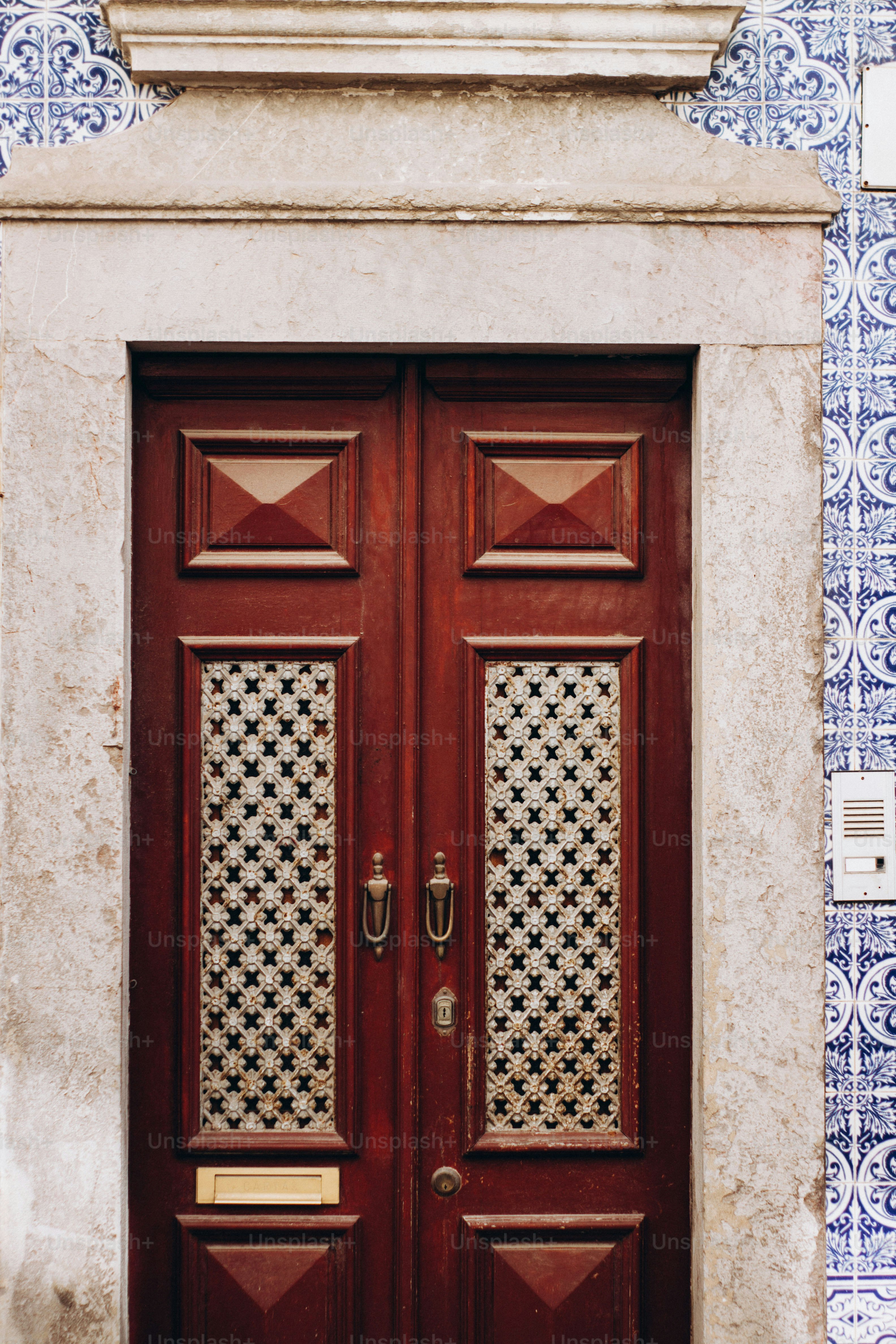 una puerta roja con un reloj encima