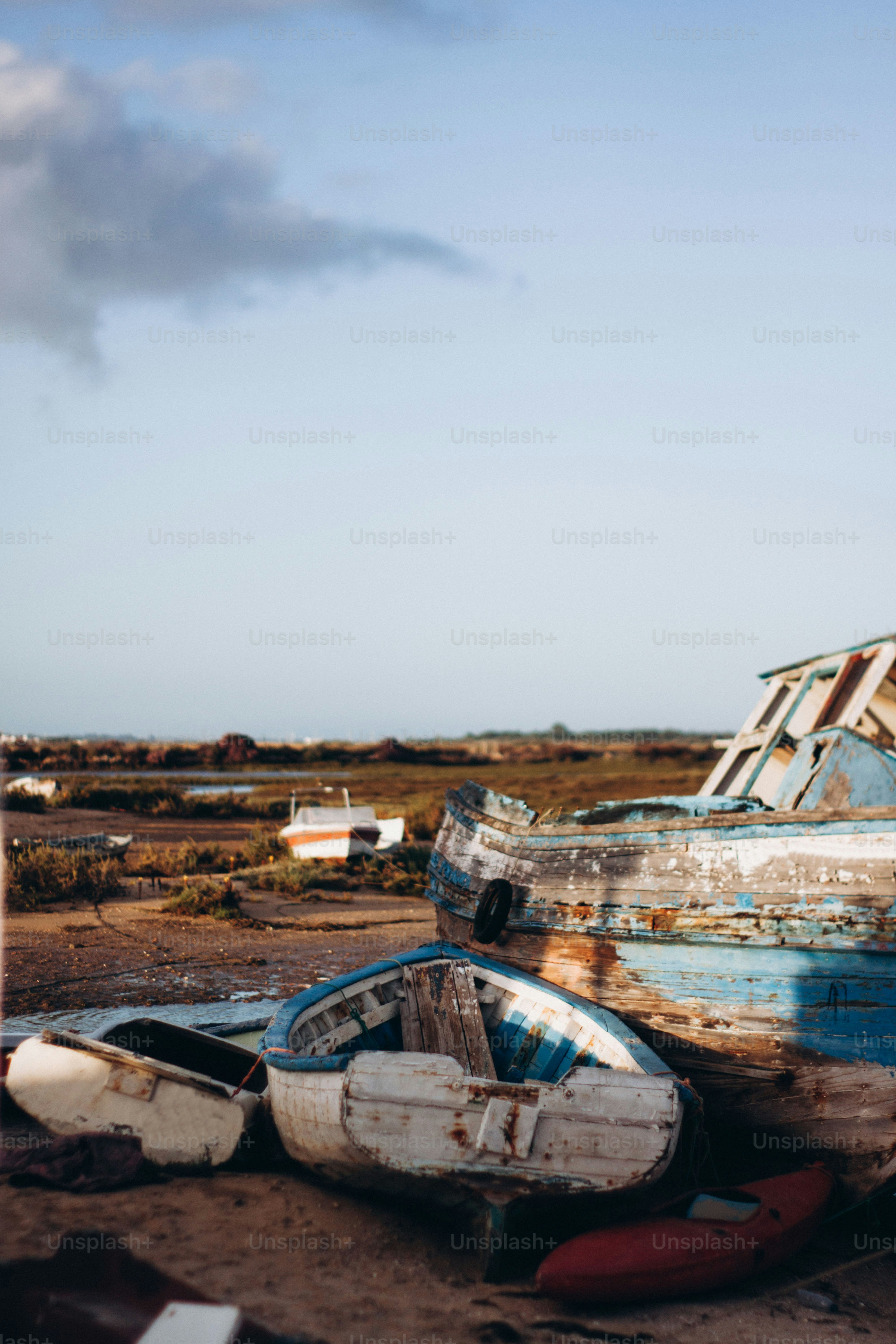 Eine Gruppe von Booten, die auf einem Sandstrand sitzen