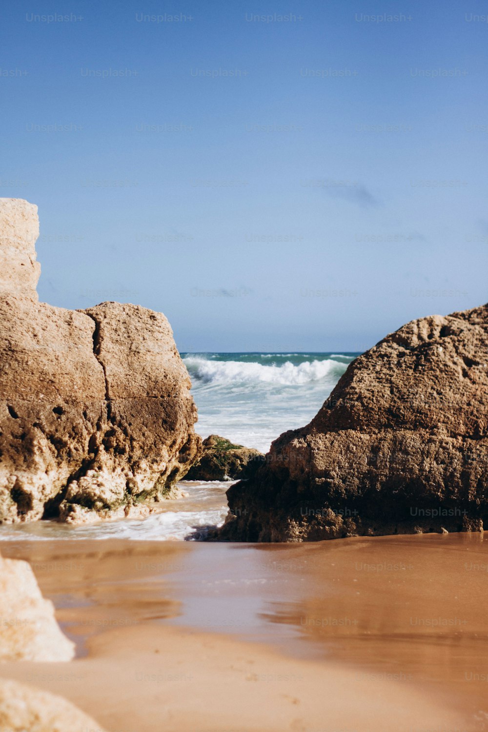 uma formação rochosa em uma praia perto do oceano