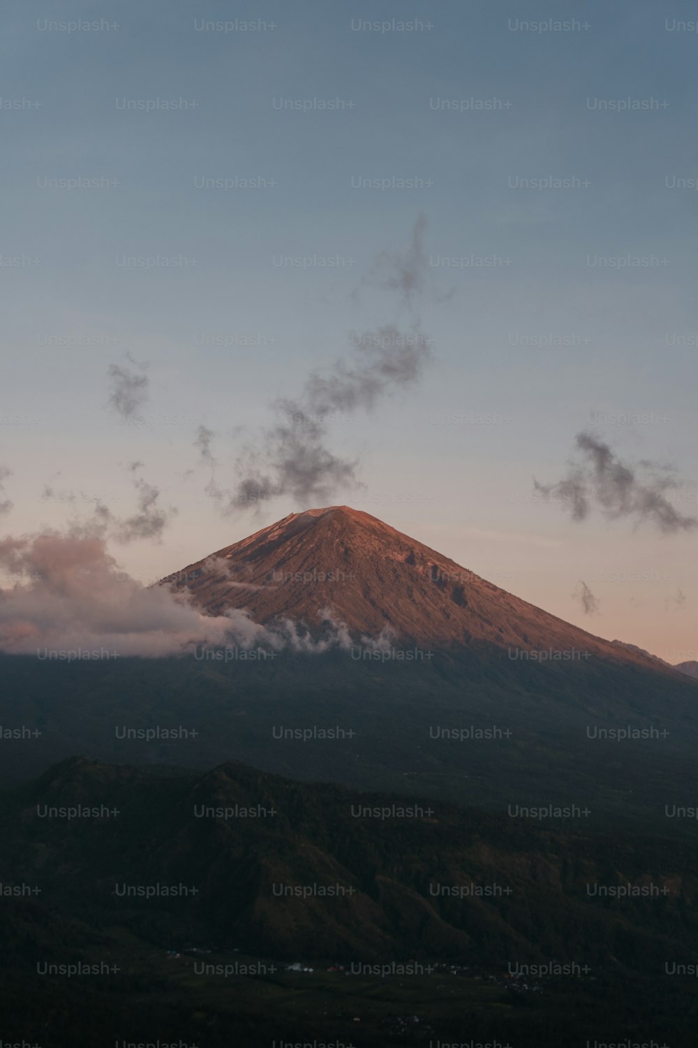 夕暮れ時に雲に覆われた山