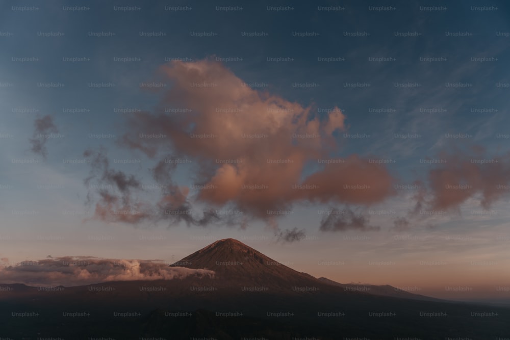 uma montanha com uma nuvem no céu