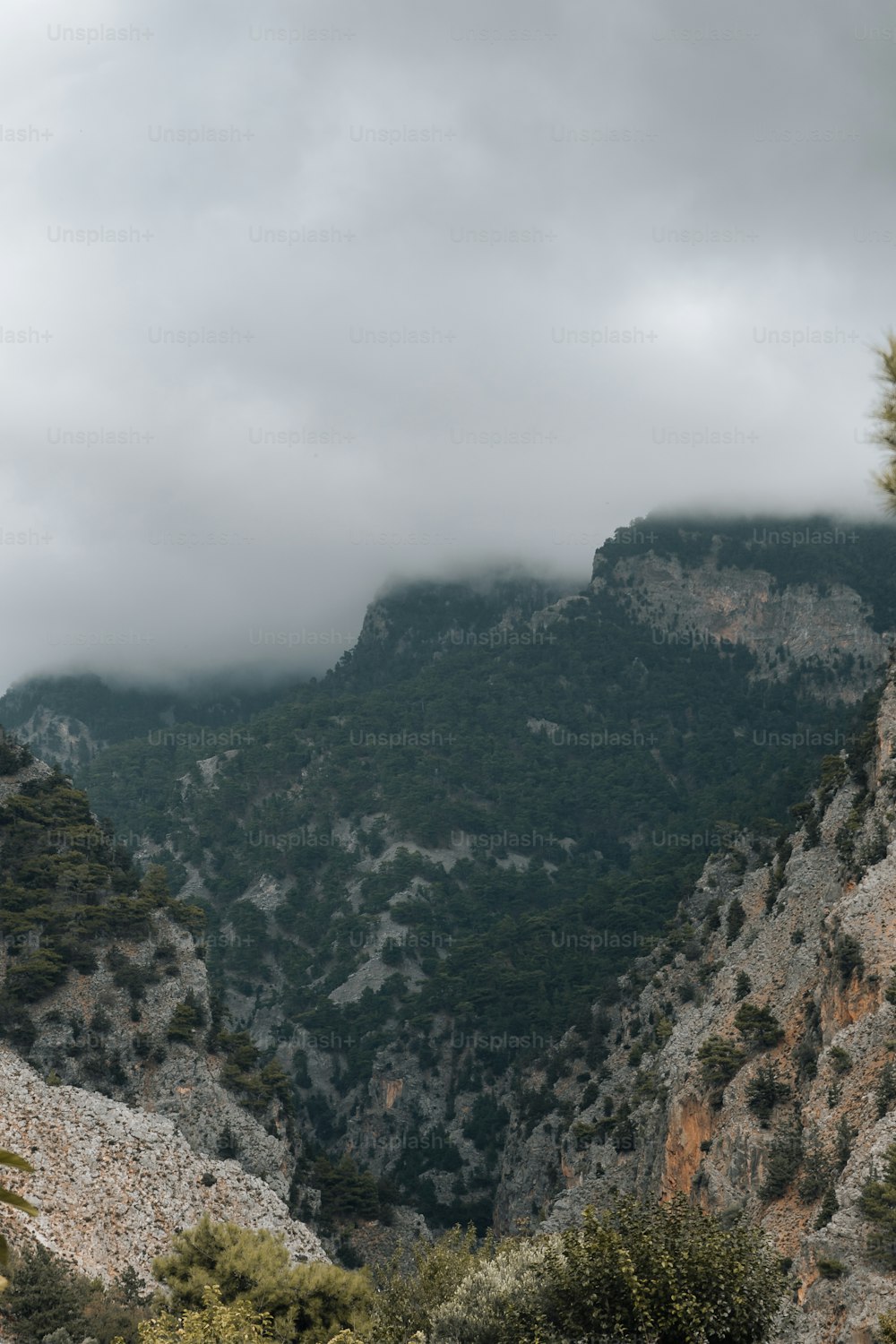 une vue d’une chaîne de montagnes de loin