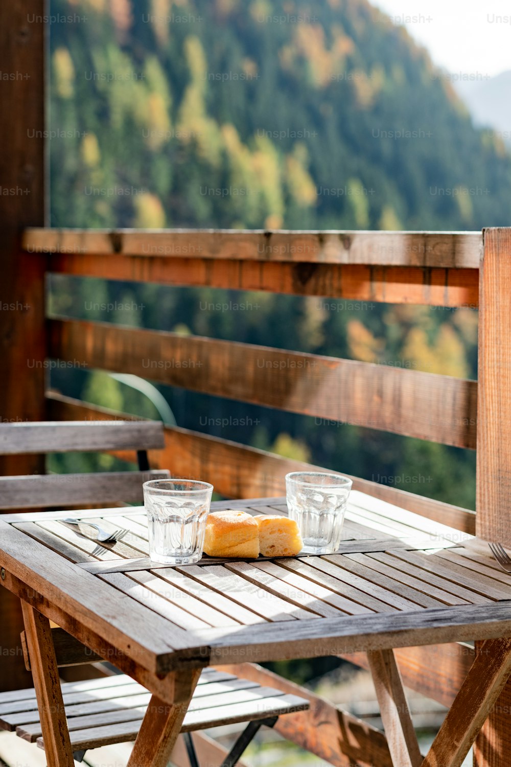 une table en bois avec deux verres sur le dessus