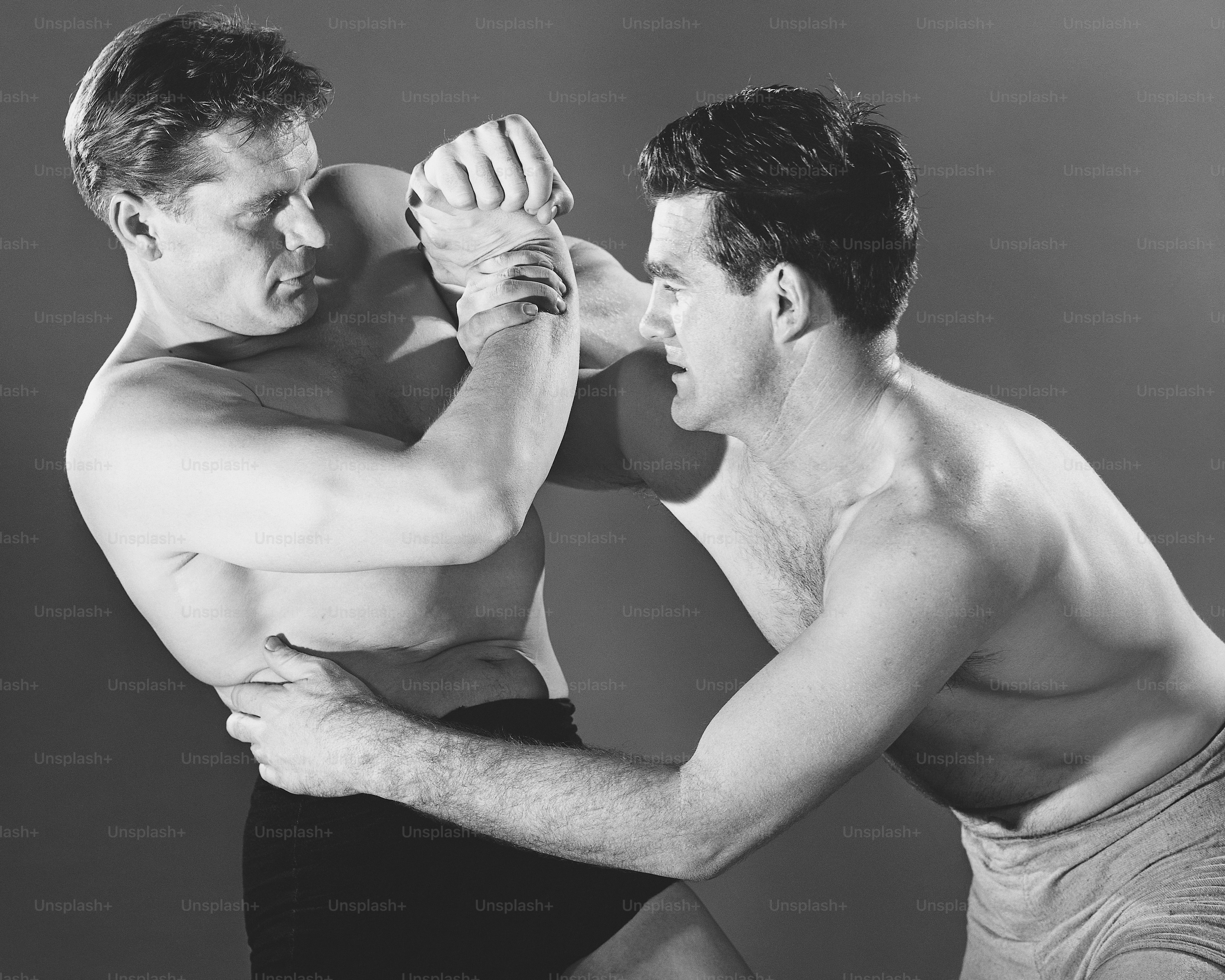 Ein paar Männer stehen nebeneinander