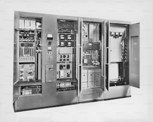 Una foto en blanco y negro de un panel de control