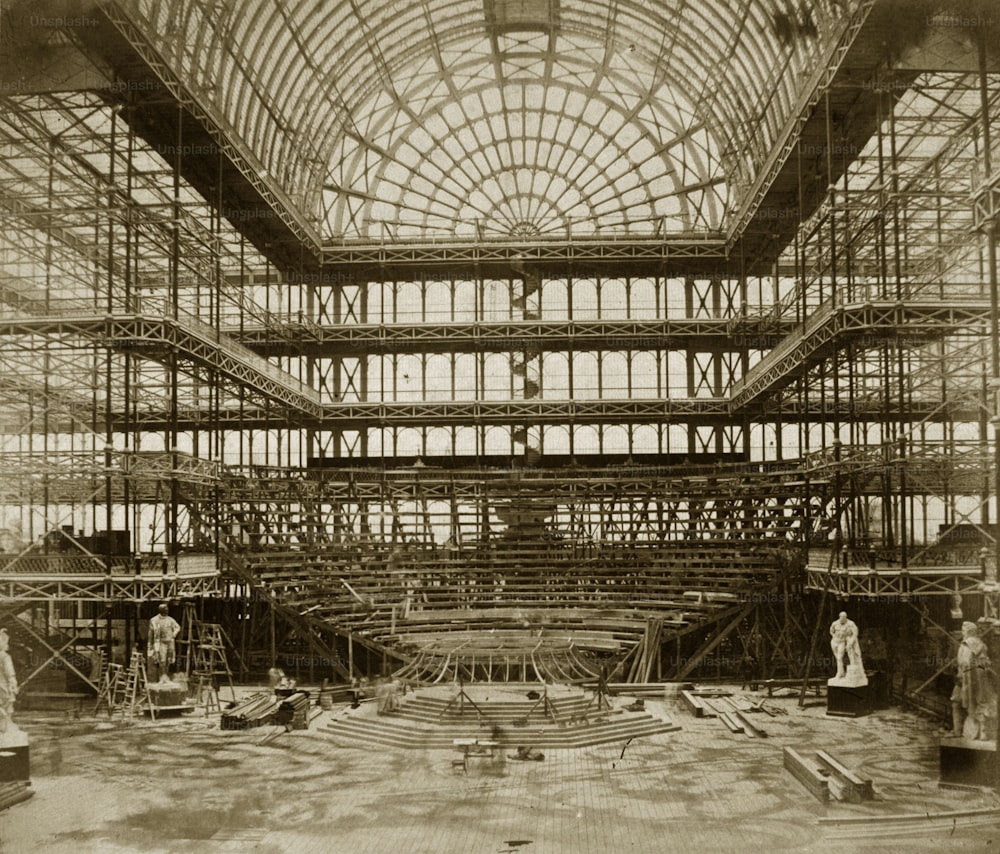 Die Errichtung des Orchesters für die Eröffnungszeremonie im Crystal Palace nach seiner Rekonstruktion in Sydenham Hill, Südlondon.