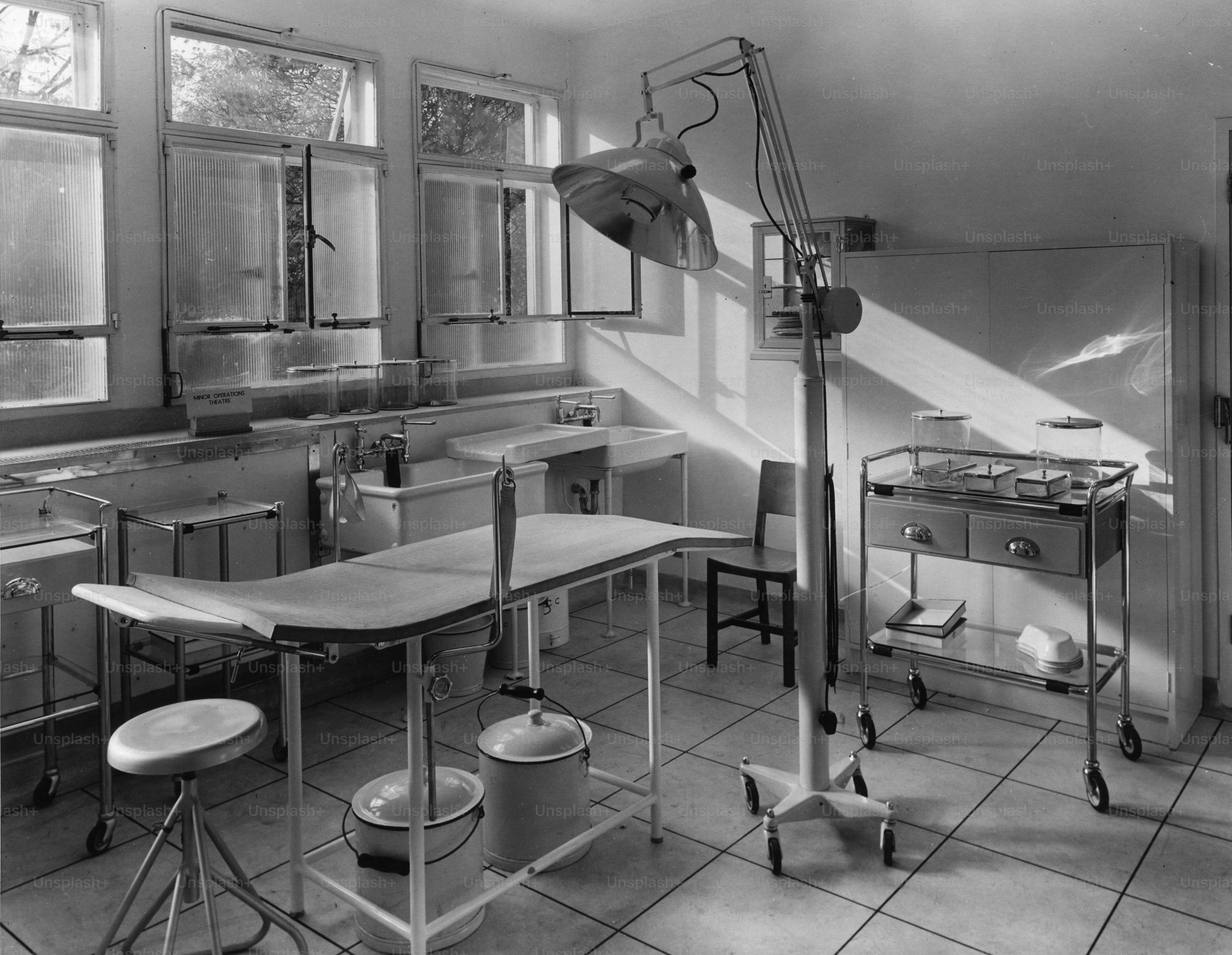 Ein kleiner Operationssaal im neuen Woodberry Down Health Centre, Stoke Newington, London. Es ist das erste voll ausgestattete Gesundheitszentrum, das nach dem National Health Service Act gebaut wurde.
