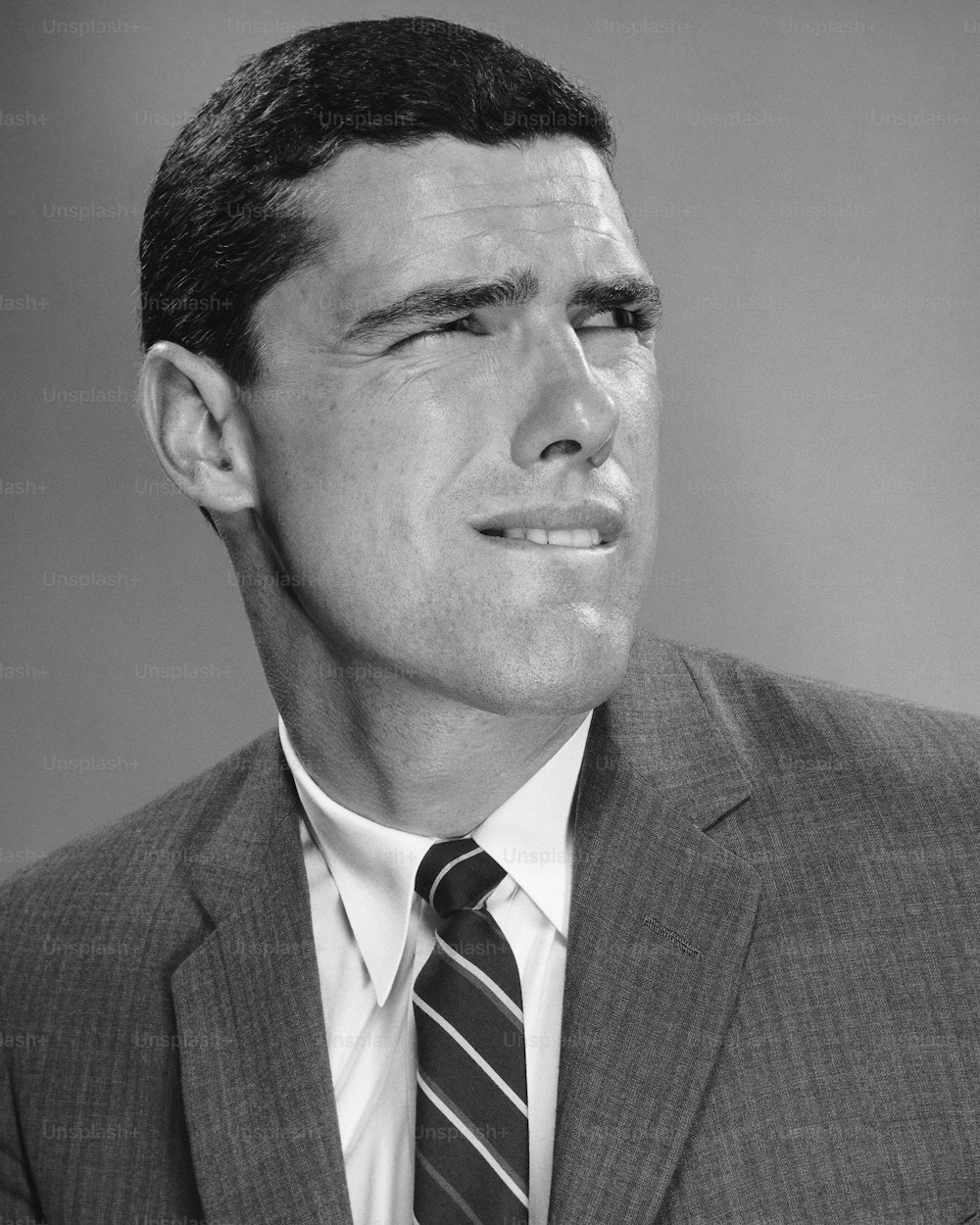 スーツを着た男性の白黒写真