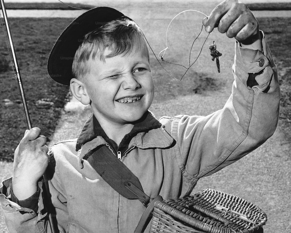Un jeune garçon tient un cerf-volant dans sa main