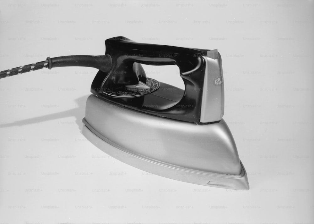 7 ottobre 1960: Un ferro da stiro a vapore prodotto da Best.  Good Housekeeping - pub. 1960 (Foto di Chaloner Woods/Getty Images)