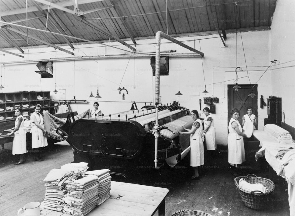 1925 circa: un furgone mobile per lavanderia che opera a Newtown, Honley, fornisce un servizio di vestizione di camicie e colletti, nonché tintura e lavaggio a secco per il West Riding e lo Yorkshire.  (Foto di Chaloner Woods/Getty Images)