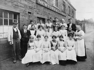 1925 circa: i lavoratori della lavanderia di Newtown, Honley, forniscono un servizio di vestizione di camicie e colletti, nonché tintura e lavaggio a secco per il West Riding e lo Yorkshire.  (Foto di Chaloner Woods/Getty Images)