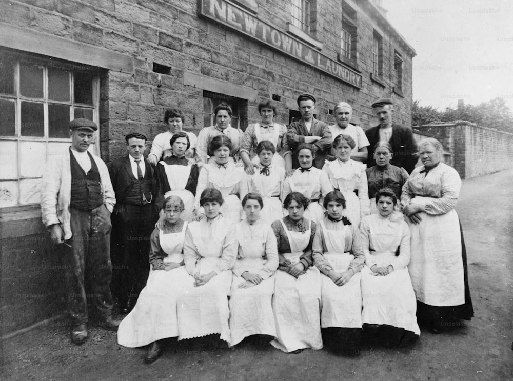um 1925: Wäschereiarbeiter in Newtown, Honley, bieten einen Hemd- und Kragenverbandsservice sowie Färben und chemische Reinigung für West Riding und Yorkshire an.  (Foto von Chaloner Woods / Getty Images)