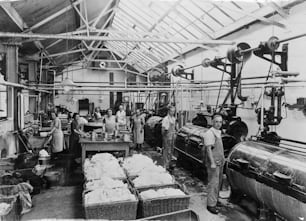 Vers 1925 : Une camionnette de blanchisserie mobile opérant à Newtown, Honley, fournit un service d’habillage de chemises et de cols ainsi que de teinture et de nettoyage à sec pour le West Riding et le Yorkshire.  (Photo de Chaloner Woods/Getty Images)