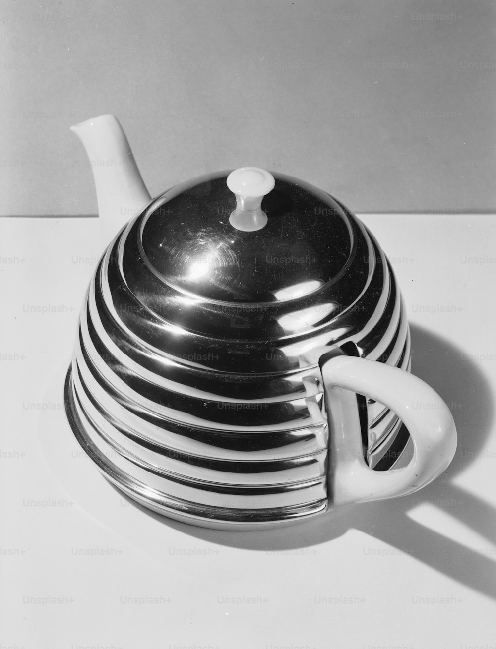 12 de novembro de 1954: Um bule de chá em um invólucro de metal que se parece com uma colmeia.  (Foto: Chaloner Woods/Getty Images)