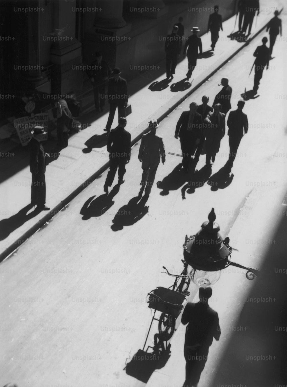 Hacia 1938: Peatones en Throgmorton Street, en el distrito financiero de Londres.  (Foto de Chaloner Woods/Getty Images)