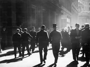 circa 1938:  City workers walking outside New Court on Throgmorton Street in the financial district of London.  (Photo by Chaloner Woods/Getty Images)