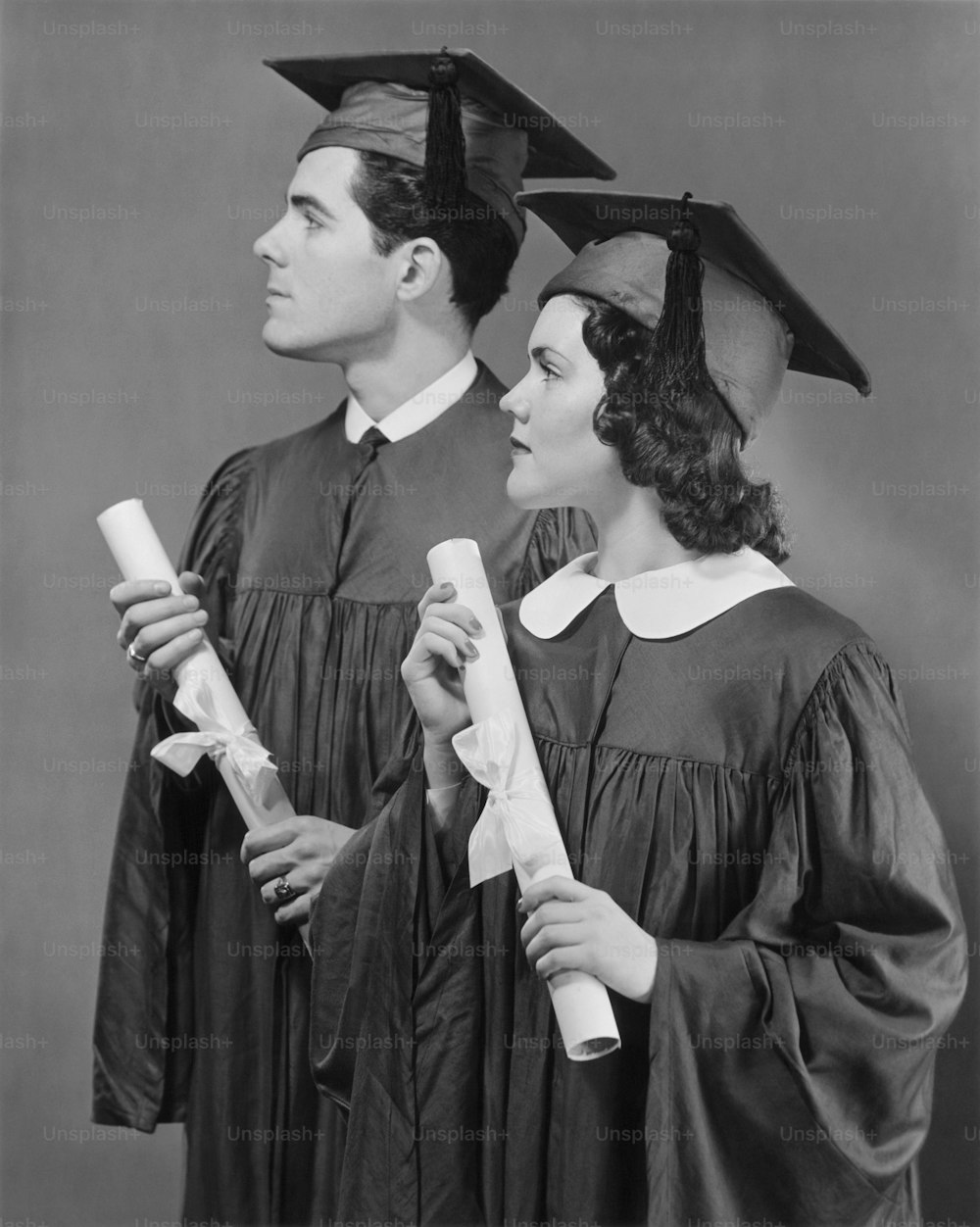 ESTADOS UNIDOS - CIRCA 1950s: Retrato de graduados de la escuela secundaria.