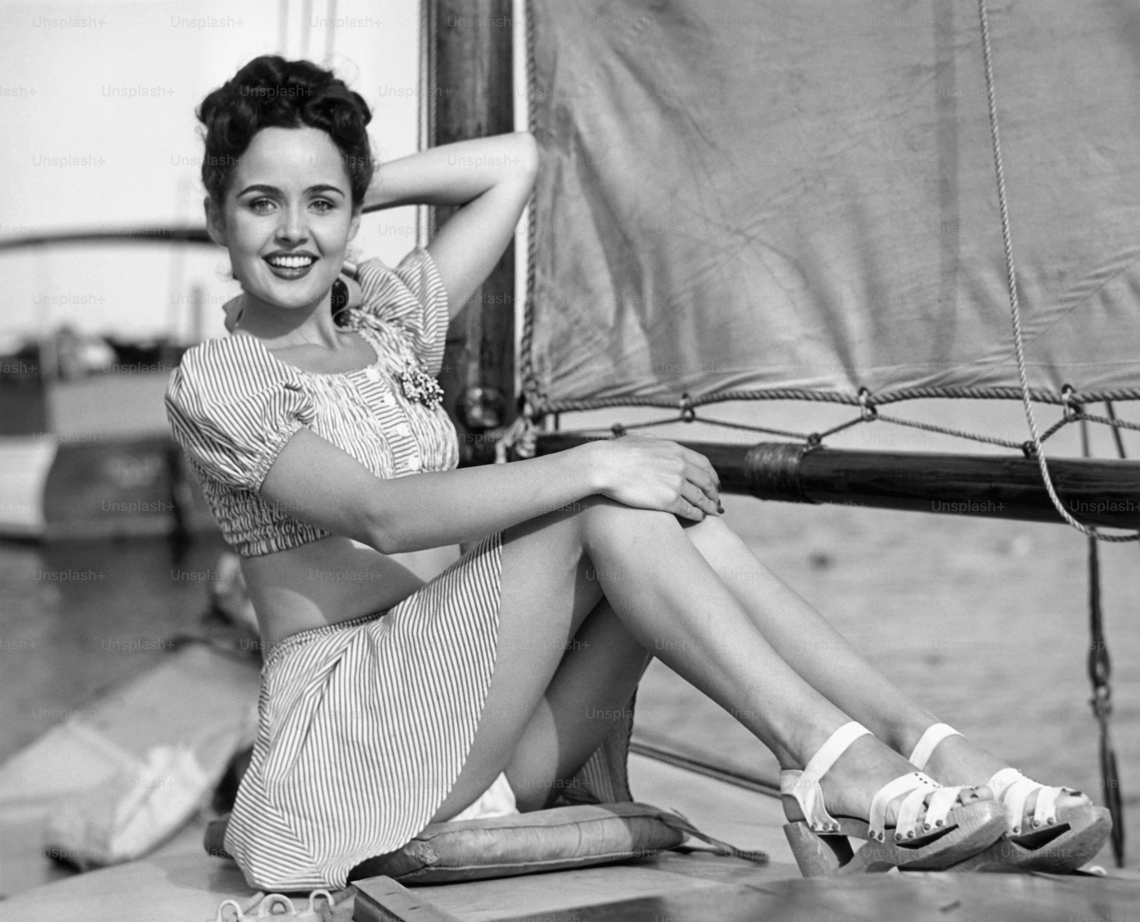 ESTADOS UNIDOS - POR VOLTA DE 1950: Jovem mulher em veleiro.