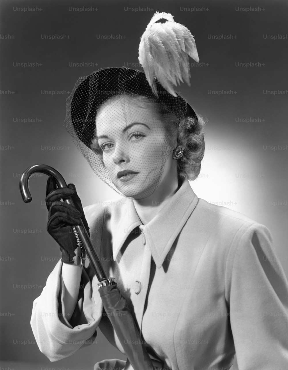 ESTADOS UNIDOS - CIRCA 1950s: Mujer con paraguas.