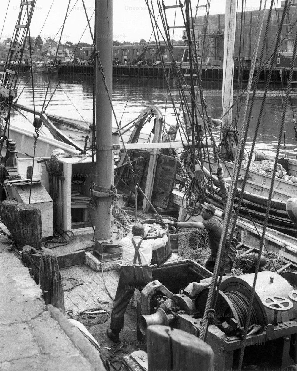 VEREINIGTE STAATEN - CIRCA 1950er Jahre: Männer arbeiten auf Fischerbooten.