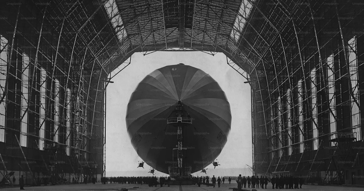 Primer Zeppelin Foto El dirigible alemán LZ 127 Graf Zeppelin entra en uno de los ...