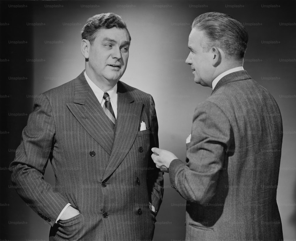 Due uomini d'affari in conversazione, 1940 circa.  (Foto di George Marks/Retrofile/Getty Images)