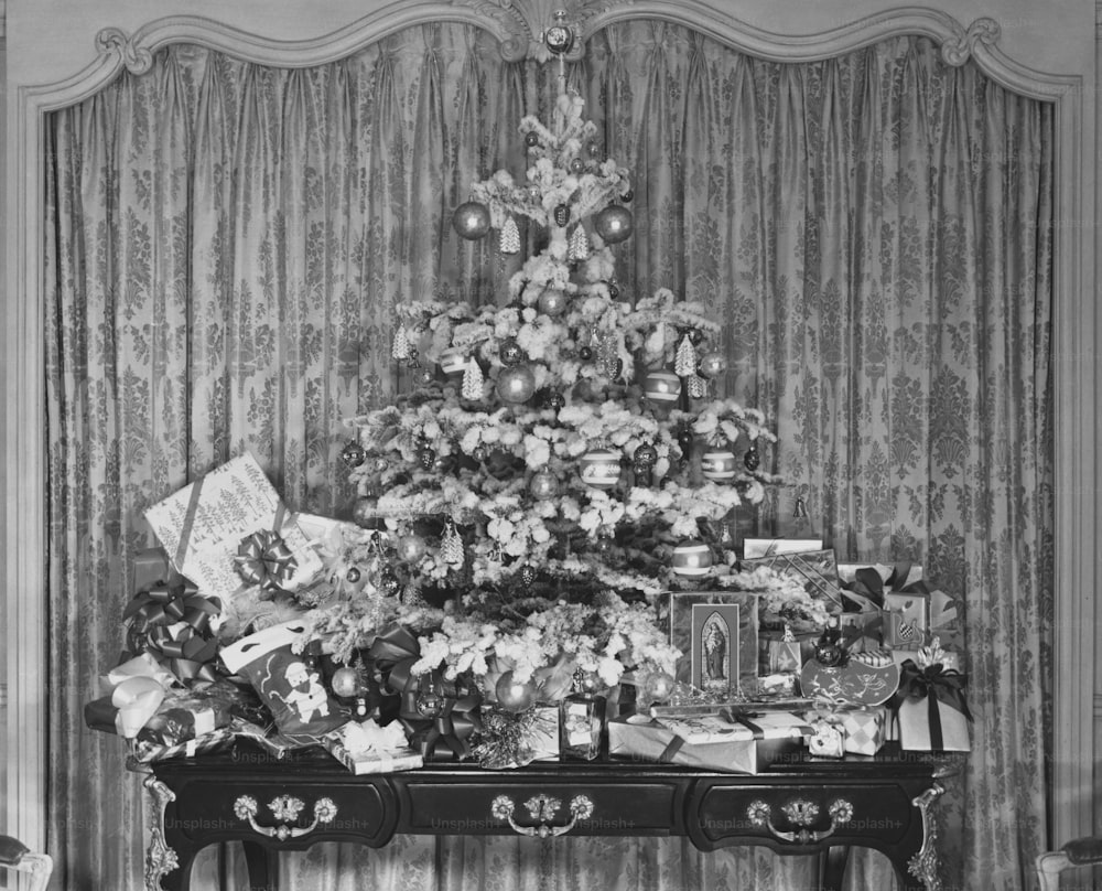 Árbol de Navidad y regalos en el escritorio. (Foto de George Marks/Retrofile/Getty Images)