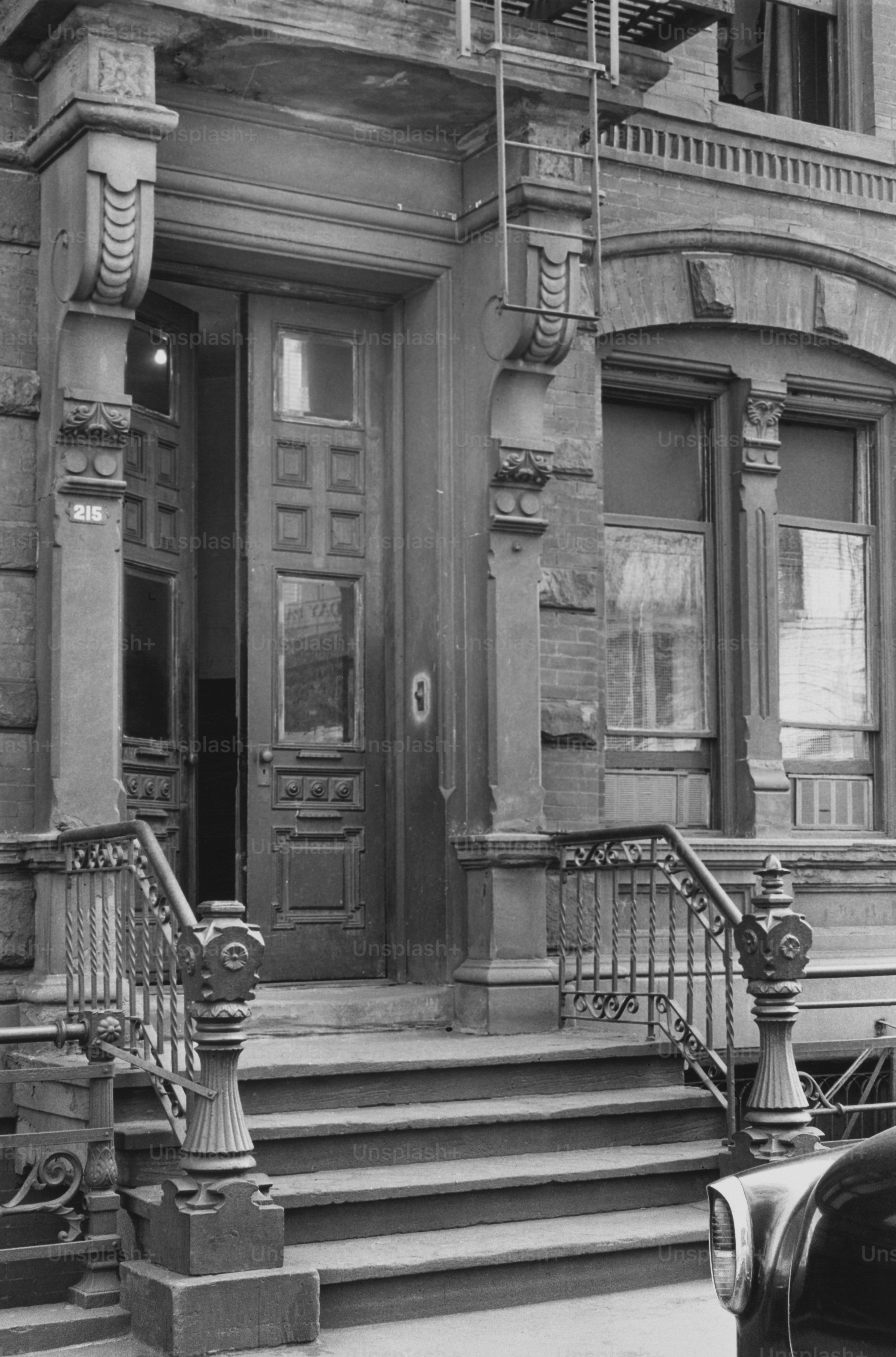 Vista dell'ingresso della porta dell'edificio su una strada non specificata. (Foto di George Marks/Retrofile/Getty Images)