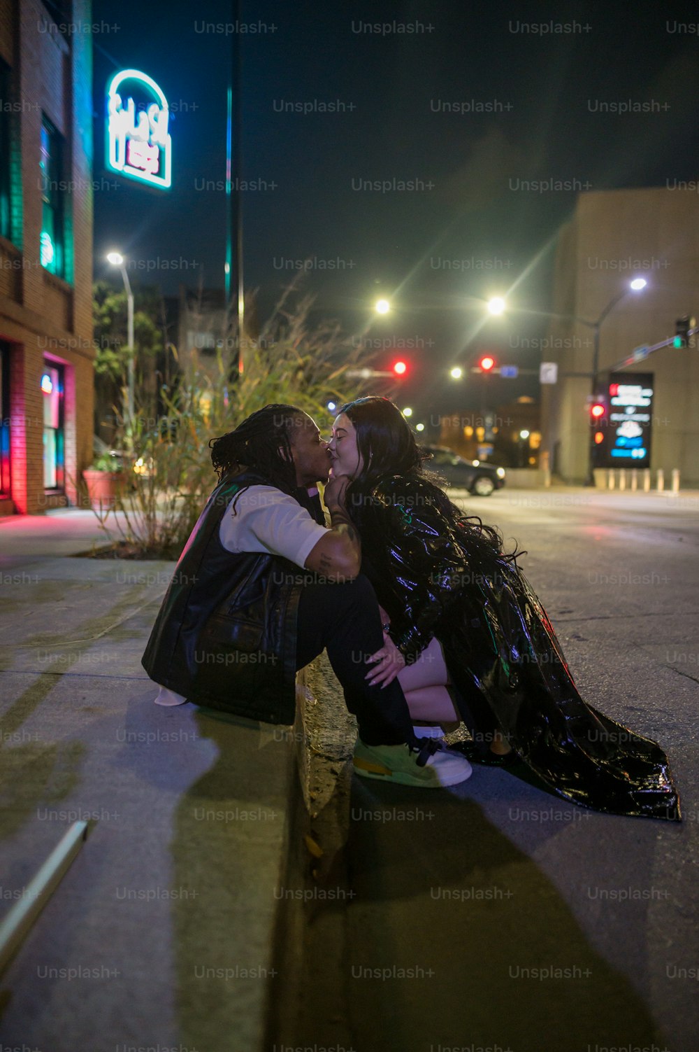 Un couple de femmes assises sur un trottoir