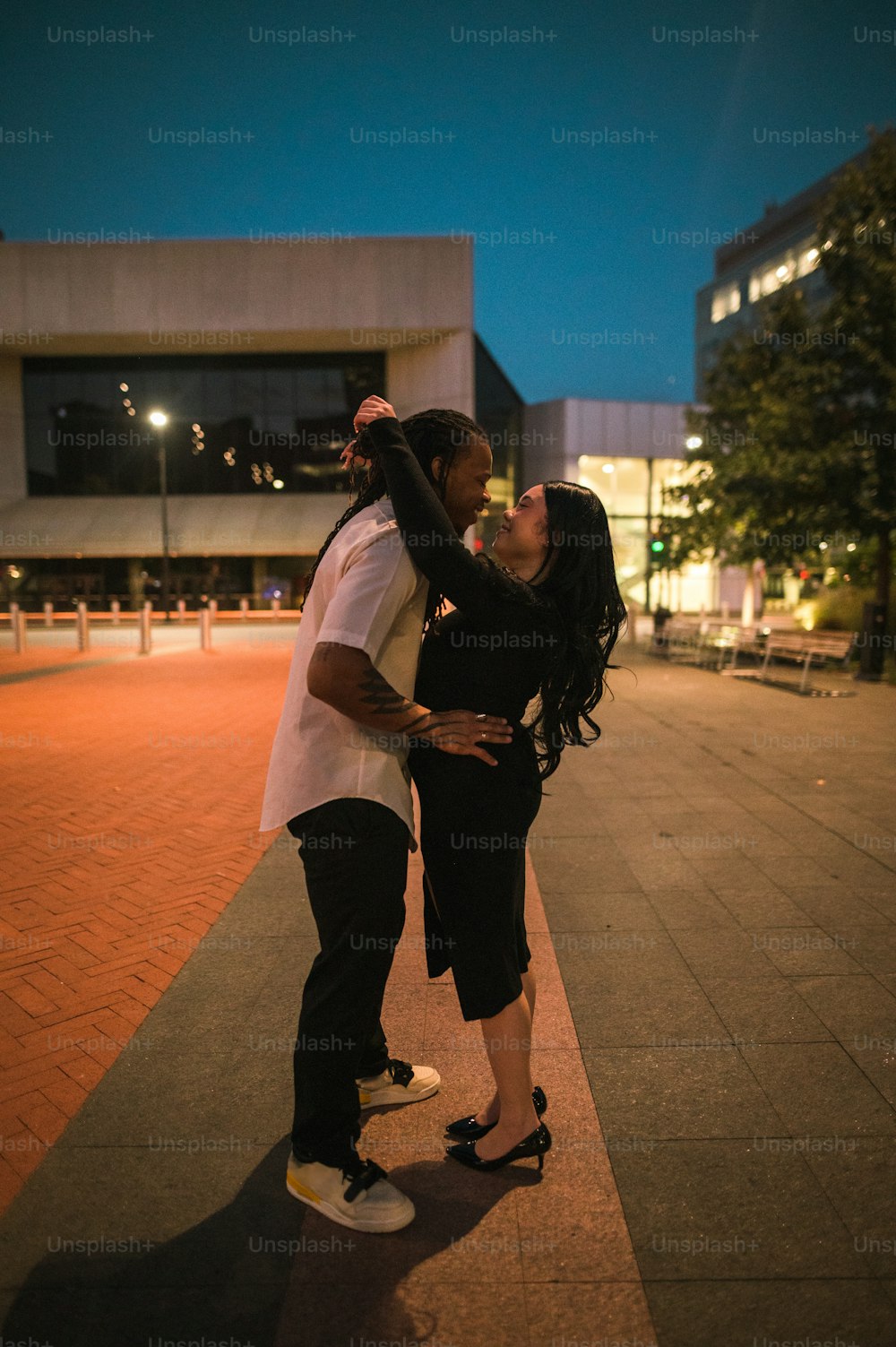 um homem e uma mulher se beijando em um skate