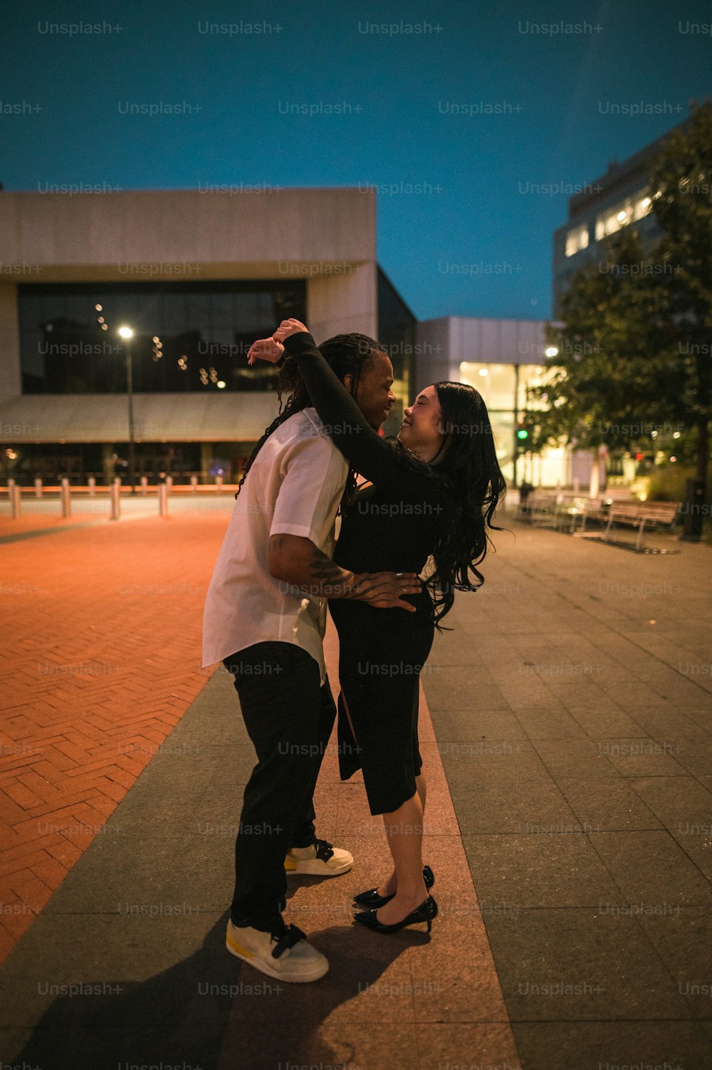 Un homme et une femme s’embrassent dans la rue