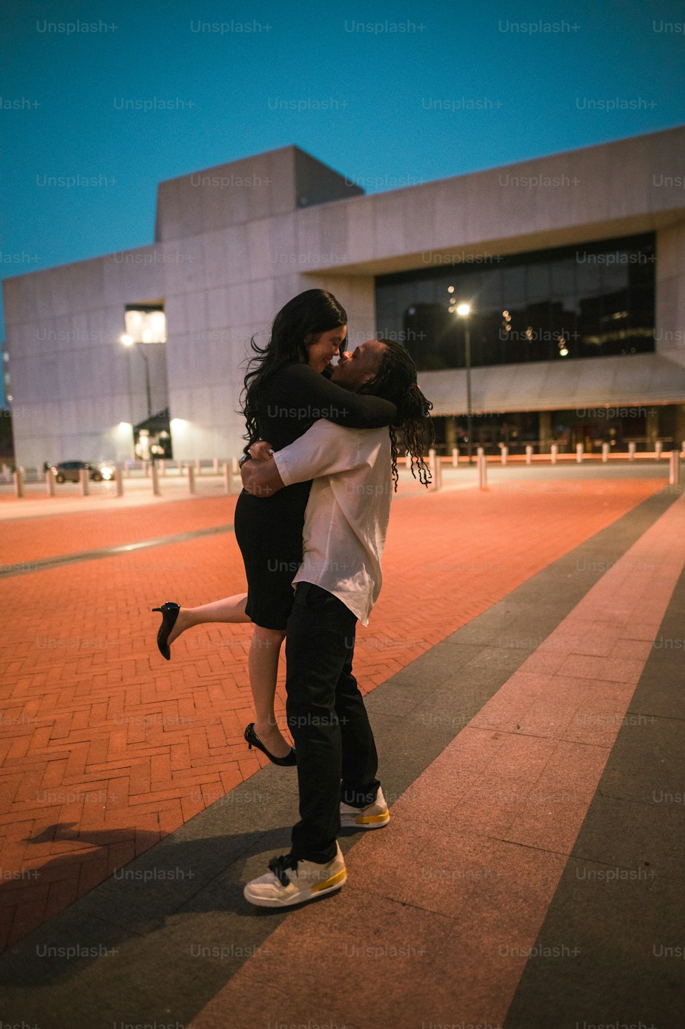 Un couple de personnes qui s’étreignent