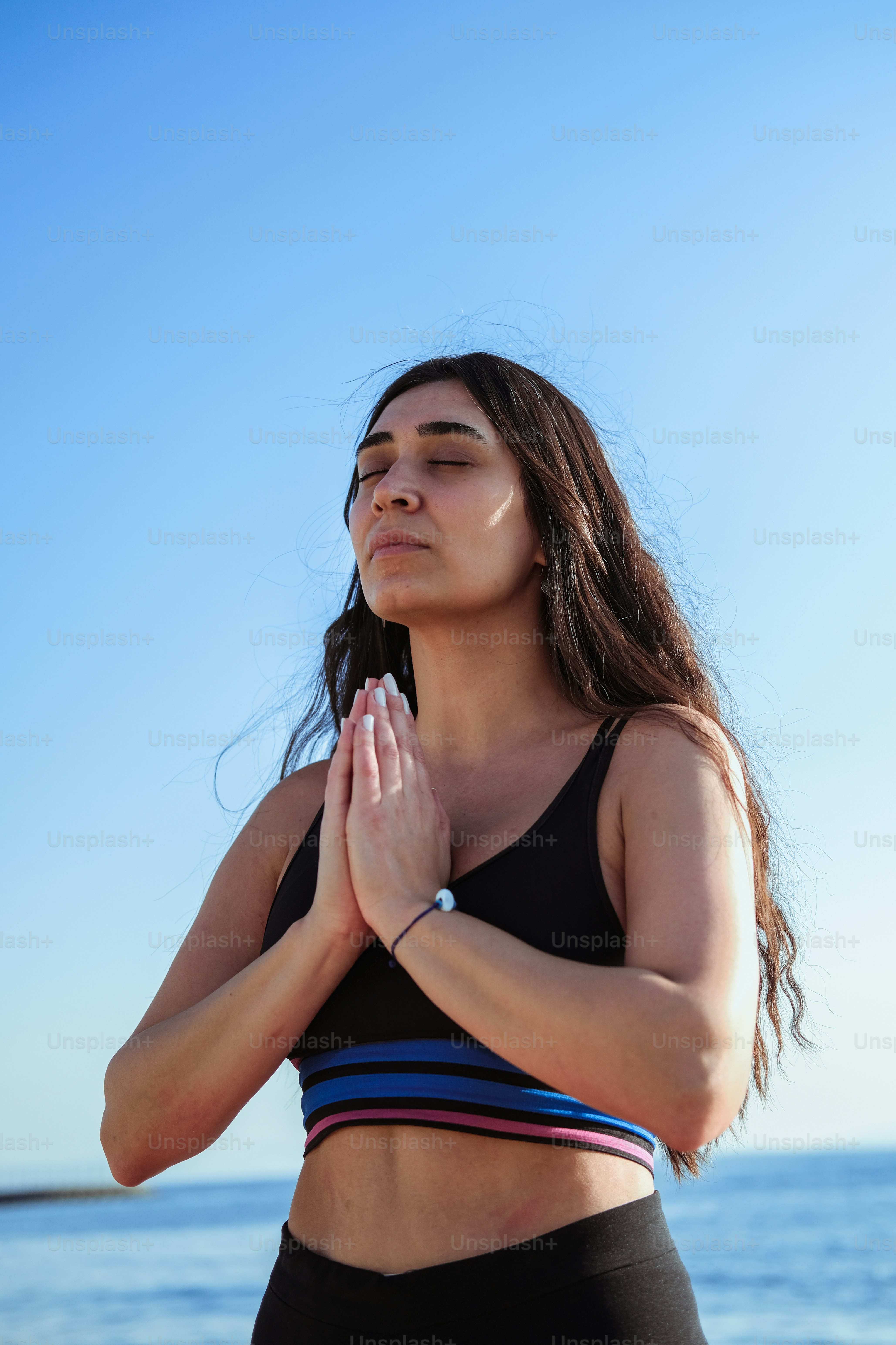 Eine Frau, die vor einem Gewässer steht