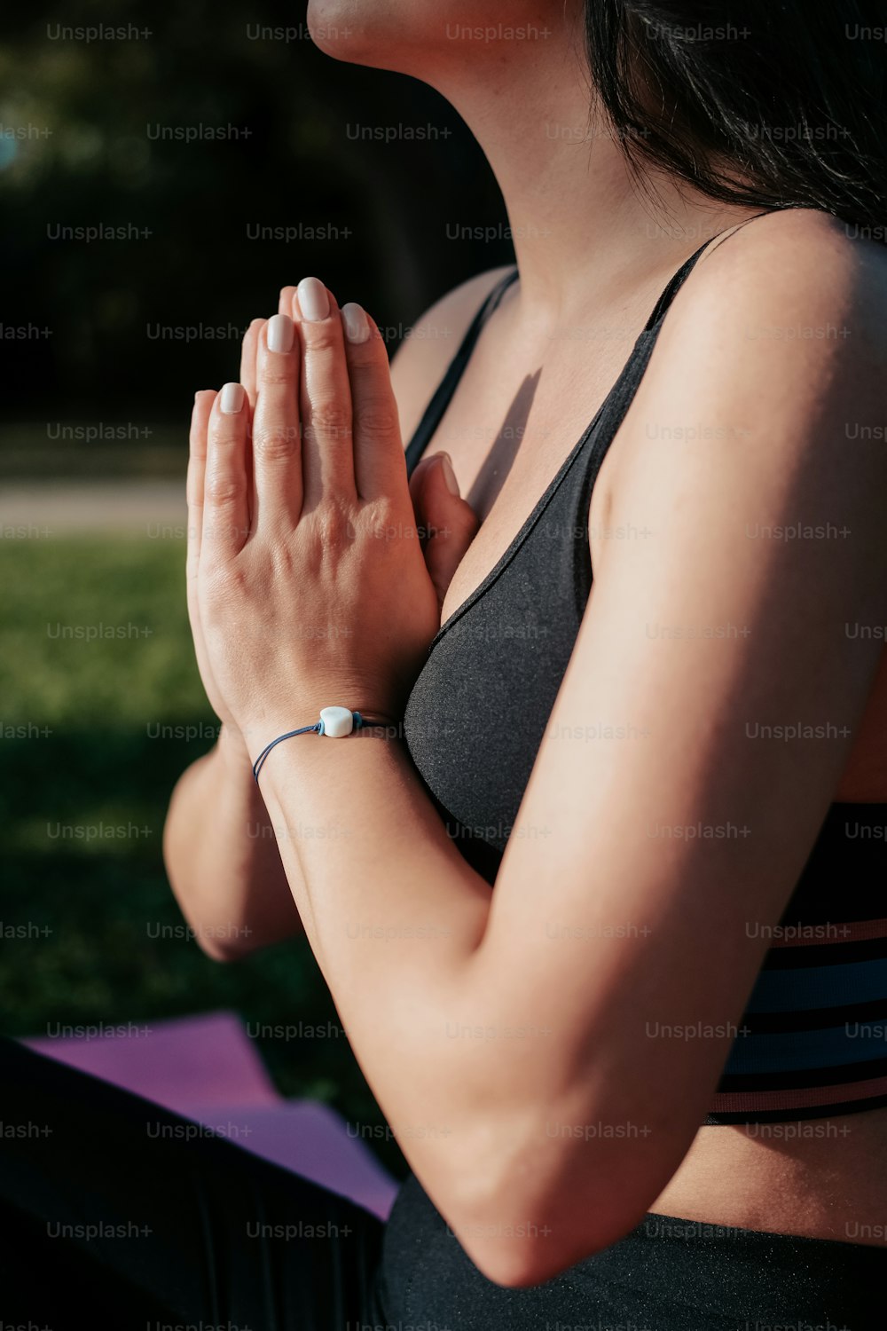 Une femme les mains jointes en prière