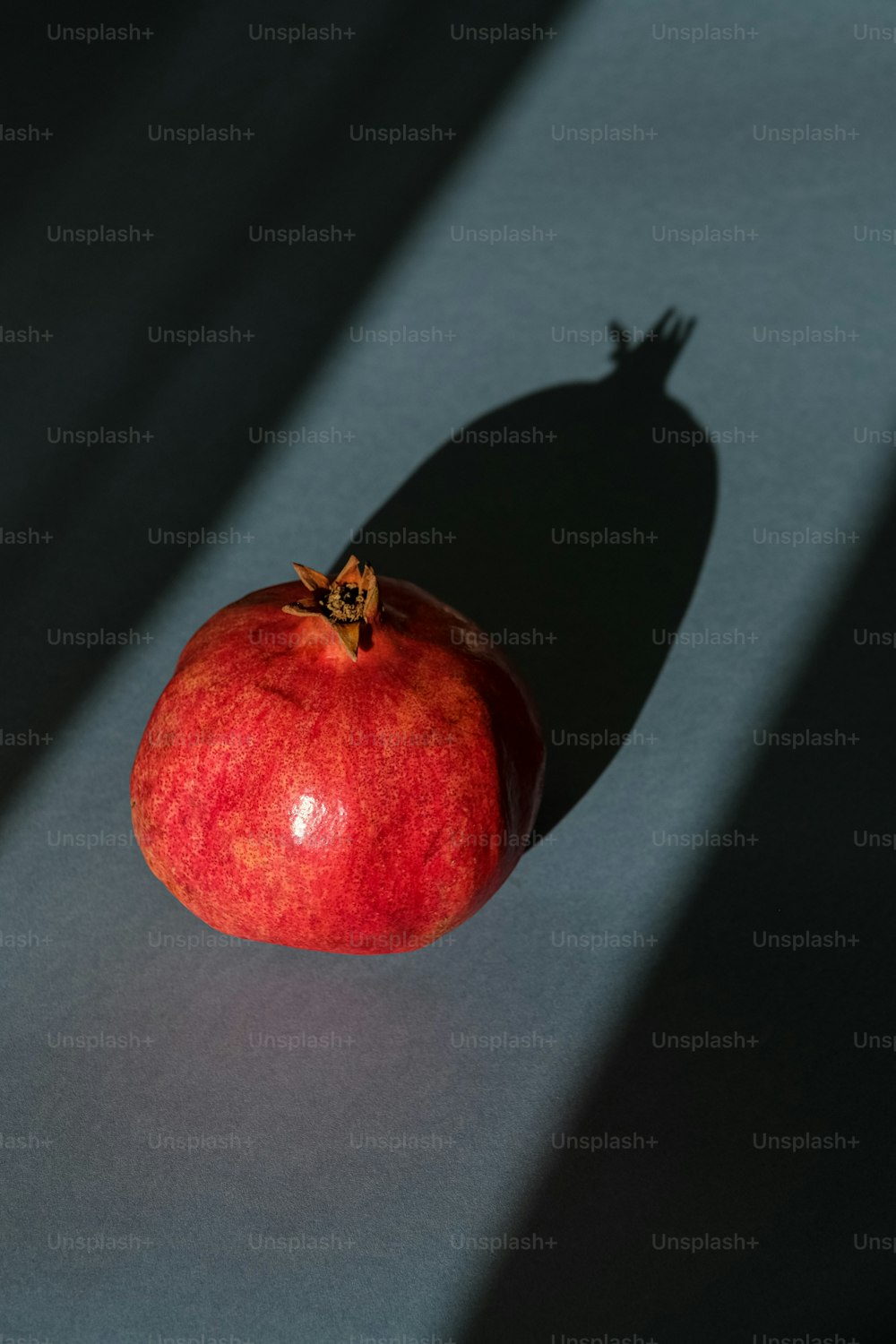 una mela rossa seduta sopra un tavolo