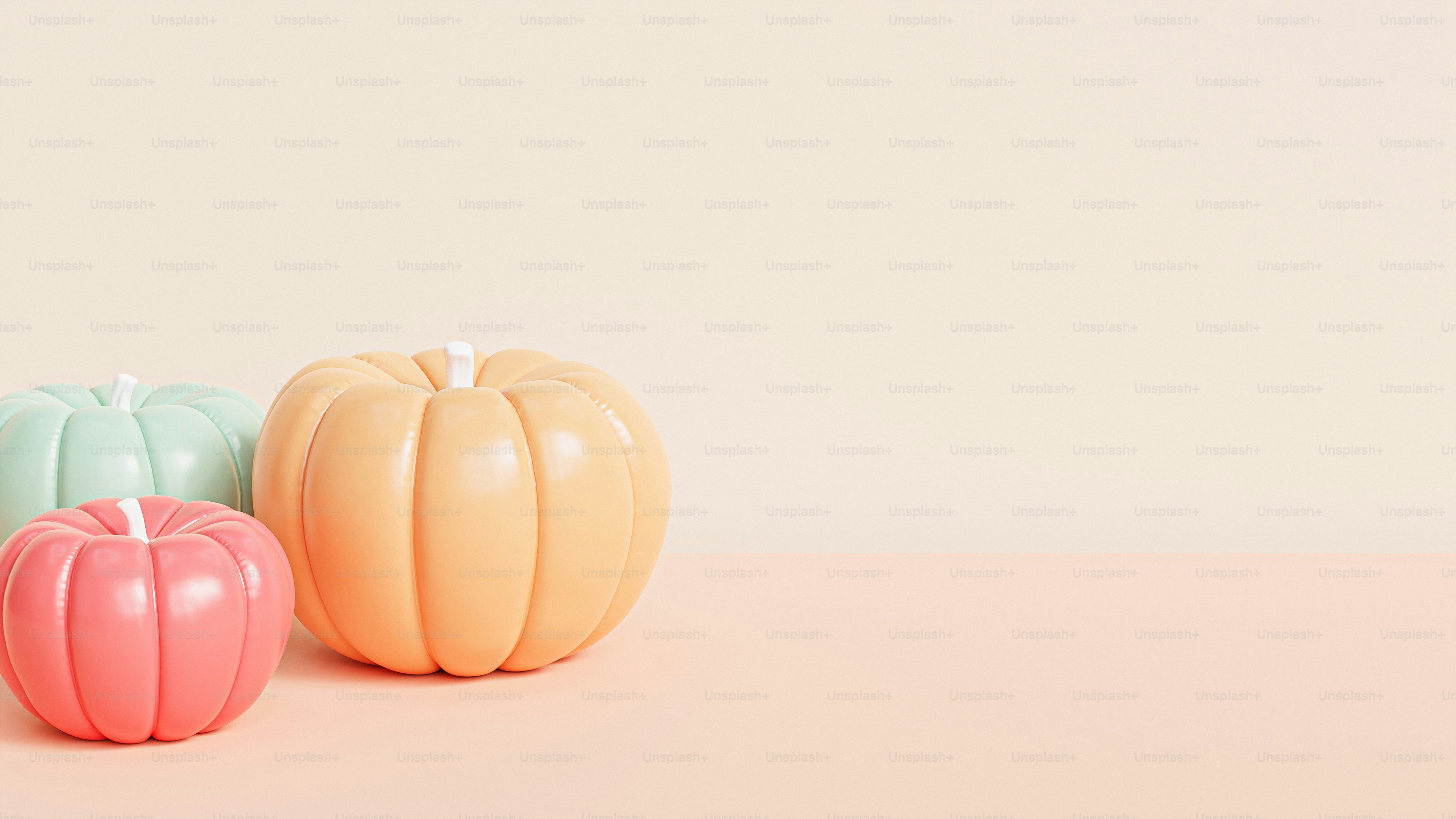 테이블 위에 앉아 있는 세 개의 호박 그룹